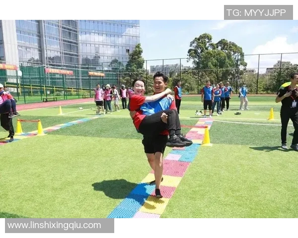 足球球星进球后激情草坪滑翔庆祝瞬间全场观众热情高涨